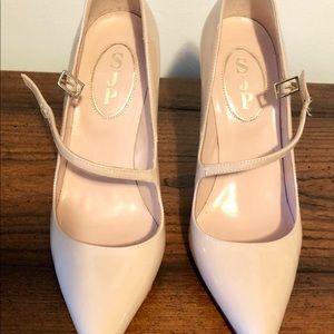 SJP NEW PATENT LEATHER FAWN/CREAM COLOR PUMPS SZ6